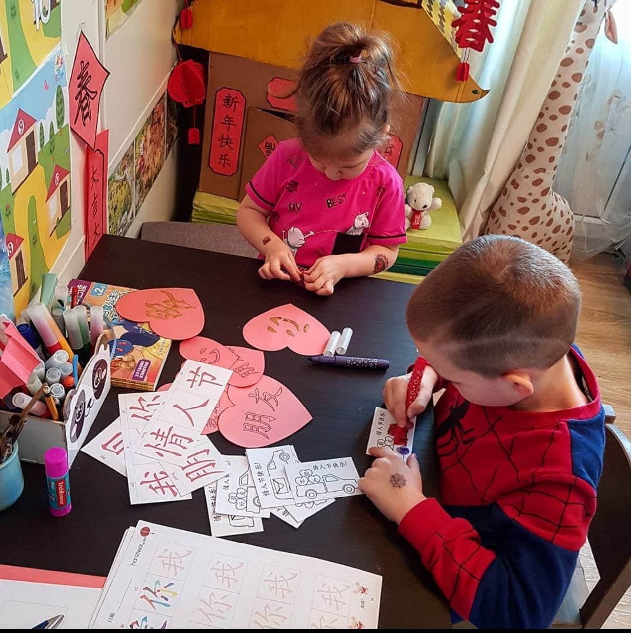 Children learning Chinese with flashcards, drawings and handwriting worksheets